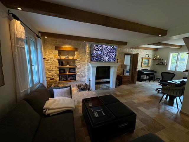 Salon avec cheminée et murs en pierre