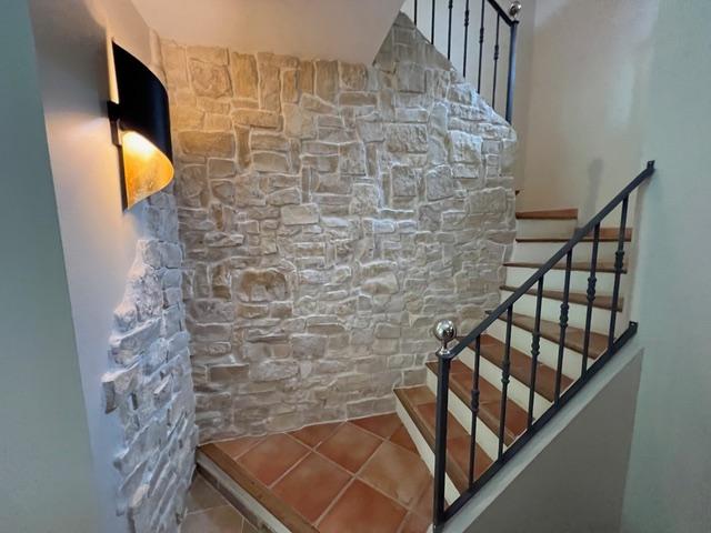 Escalier avec habillage mural en pierre
