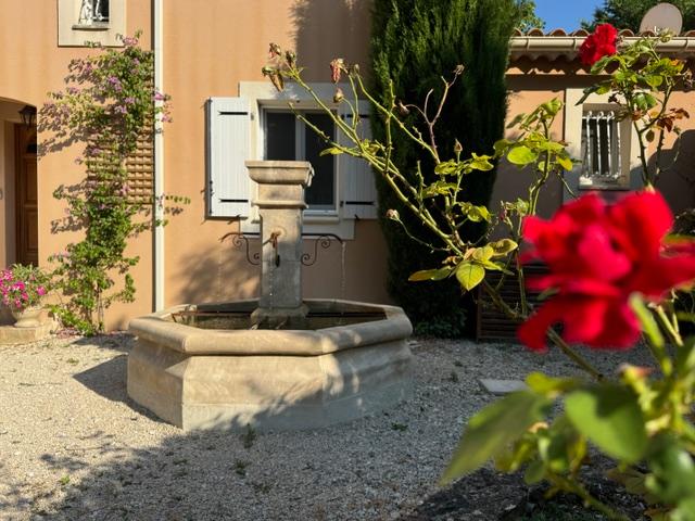 Fontaine provençale et façade rénovée