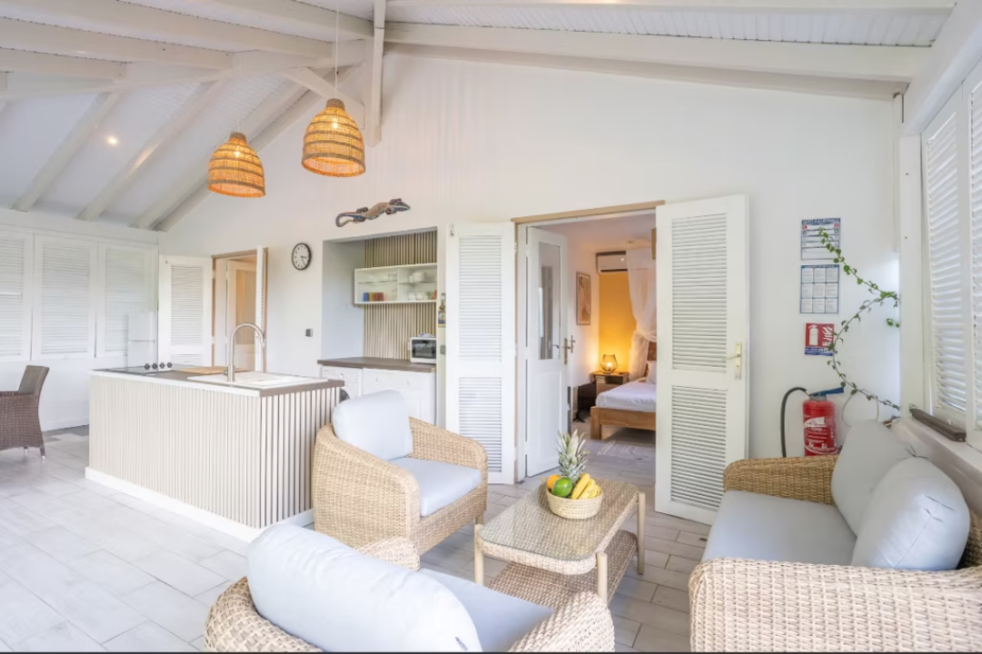 Intérieur villa — séjour et cuisine ouverts